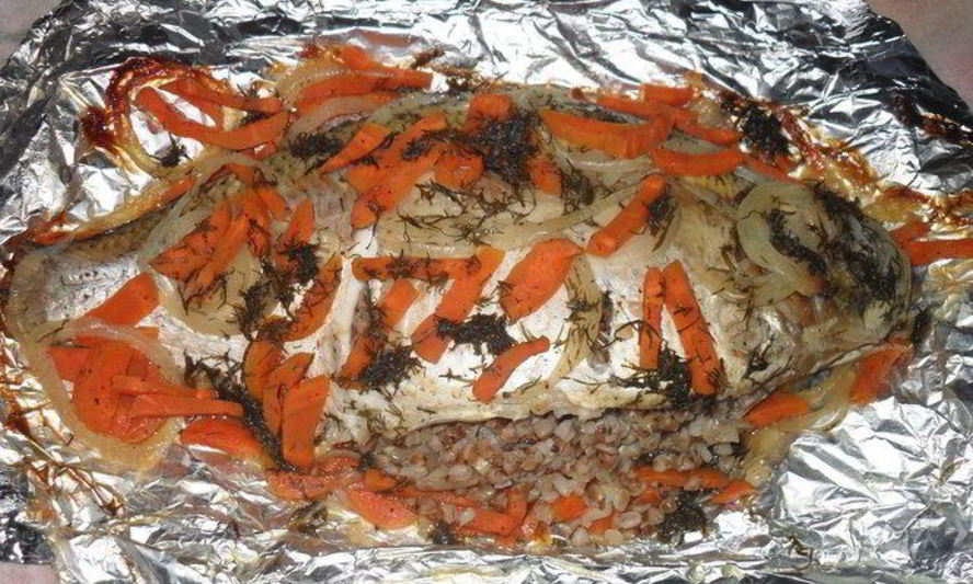 Рецепт запеченого леща с гречкой и овощами в фольге