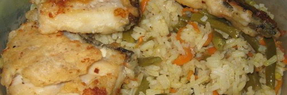 Жареная морская рыба с рисом и овощами