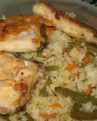 Жареная морская рыба с рисом и овощами