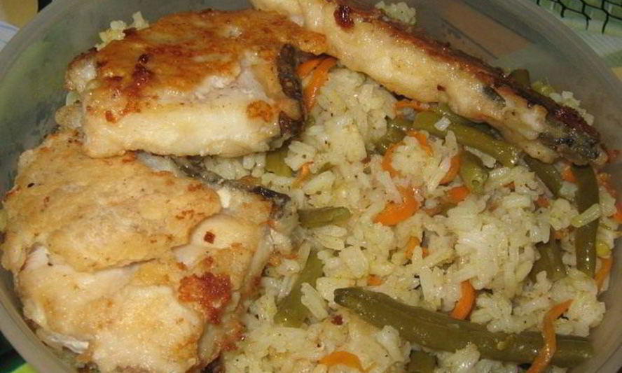 Рецепт жареной морской рыбы с рисом и овощами