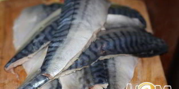 жареная скумбрия с соусом в азиатском стиле