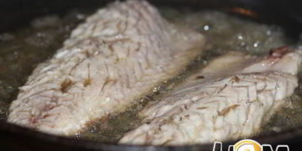 жареная скумбрия с соусом в азиатском стиле