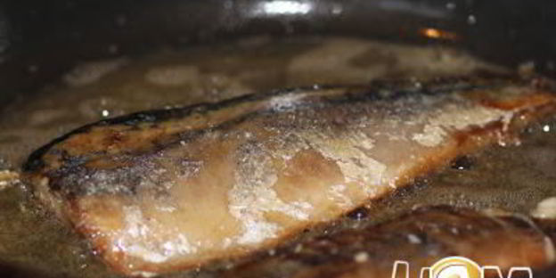 жареная скумбрия с соусом в азиатском стиле