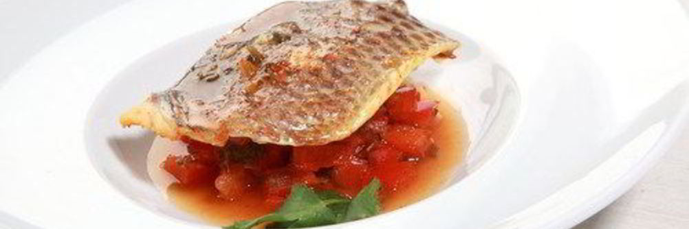 Жареный лосось под соусом сальса