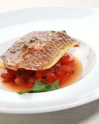 Жареный лосось под соусом сальса