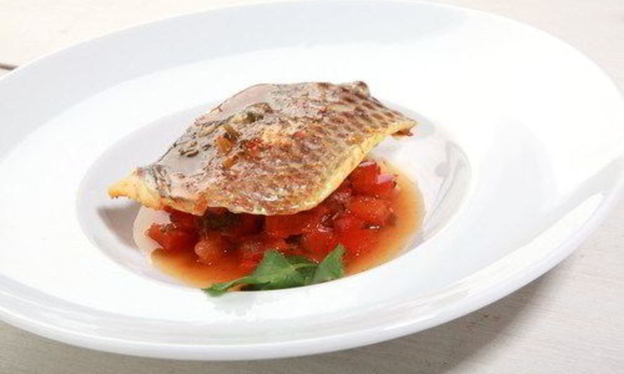 Рецепт жареного лосося под соусом сальса