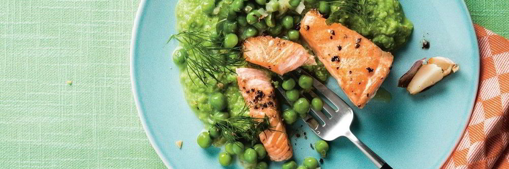 Жареный лосось с гороховым пюре