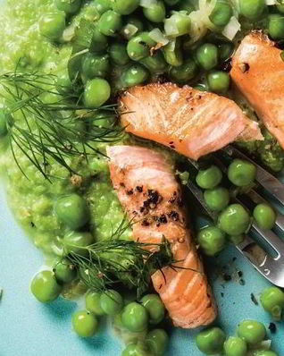 Жареный лосось с гороховым пюре