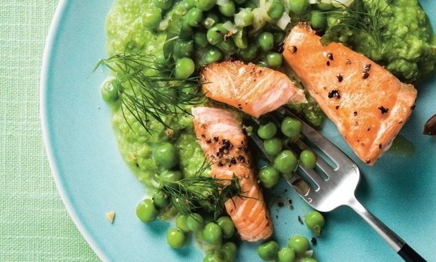 Рецепт жареного лосося с гороховым пюре