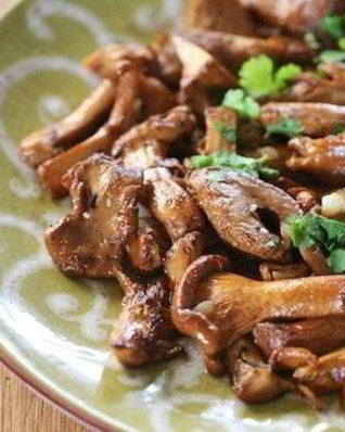 Жареные лисички с чесноком