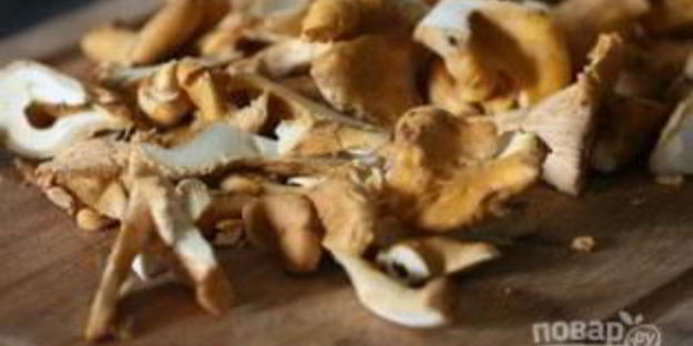 жареные лисички с чесноком