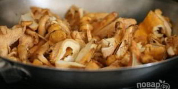 жареные лисички с чесноком