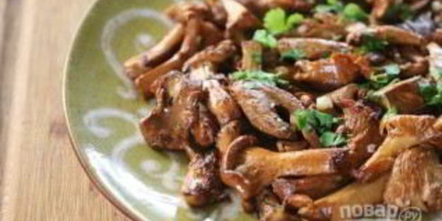 жареные лисички с чесноком