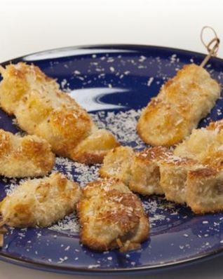 Фруктовые шашлычки в кокосовом бисквите