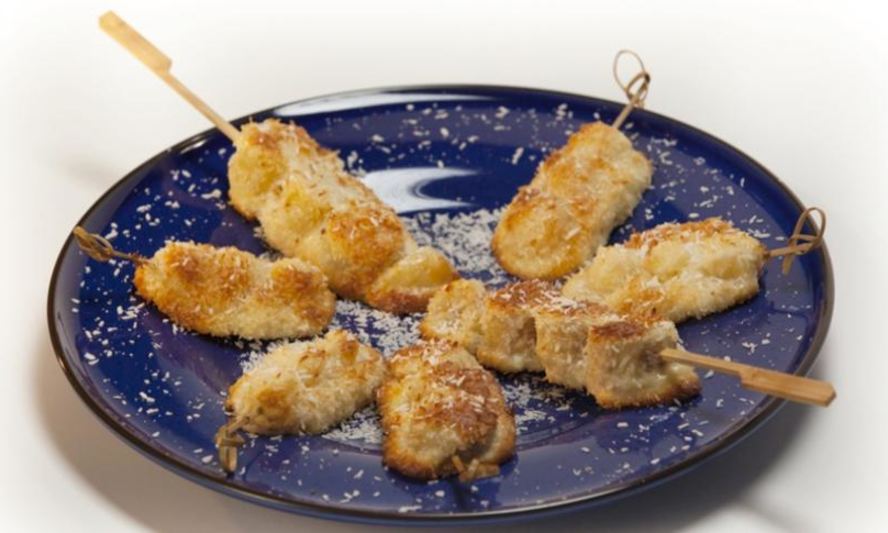 Рецепт фруктовых шашлычков в кокосовом бисквите