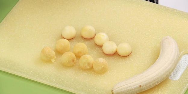 фруктовые шашлычки в кокосовом бисквите