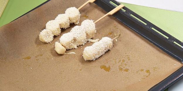 фруктовые шашлычки в кокосовом бисквите