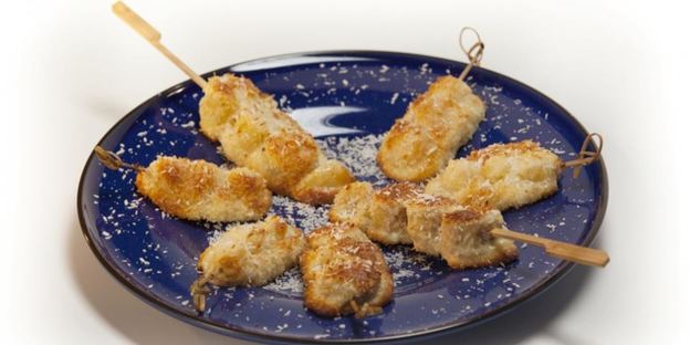 фруктовые шашлычки в кокосовом бисквите