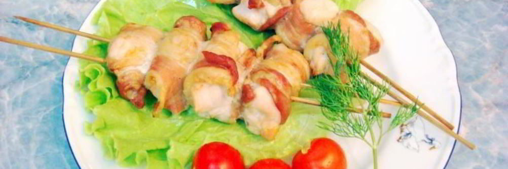 Куриный шашлык в беконе