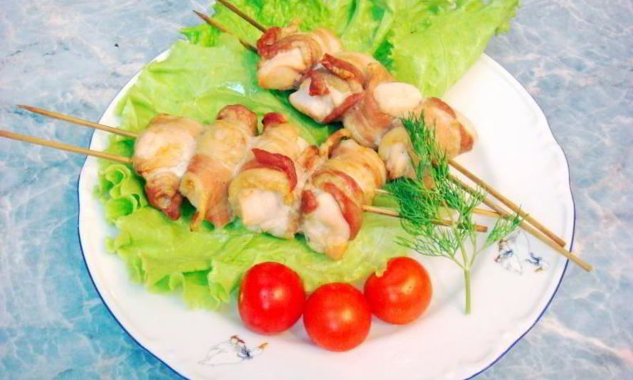 Рецепт куриного шашлыка в беконе