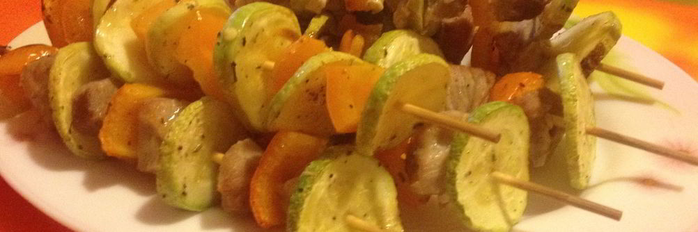 Куриные шашлычки на шпажках с овощами