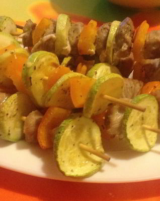 Куриные шашлычки на шпажках с овощами