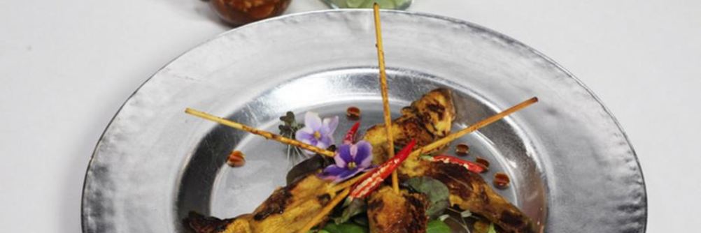 Острые тайские шашлычки сатай со свежим салатом из огурца и ореховым соусом