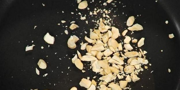 острые тайские шашлычки сатай со свежим салатом из огурца и ореховым соусом