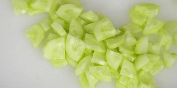 острые тайские шашлычки сатай со свежим салатом из огурца и ореховым соусом