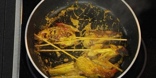 острые тайские шашлычки сатай со свежим салатом из огурца и ореховым соусом