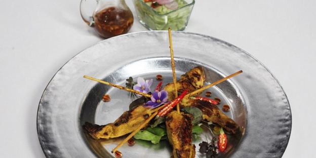 острые тайские шашлычки сатай со свежим салатом из огурца и ореховым соусом