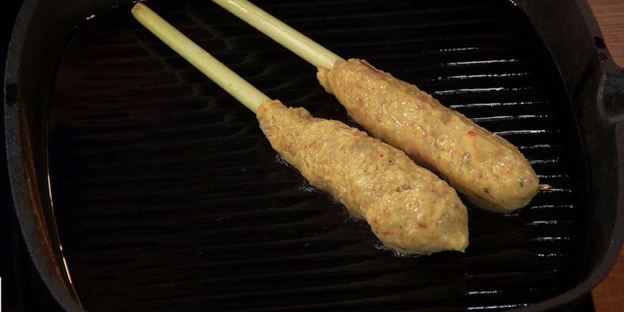 сатэ лилит икан — шашлычки из рыбы по-балийски