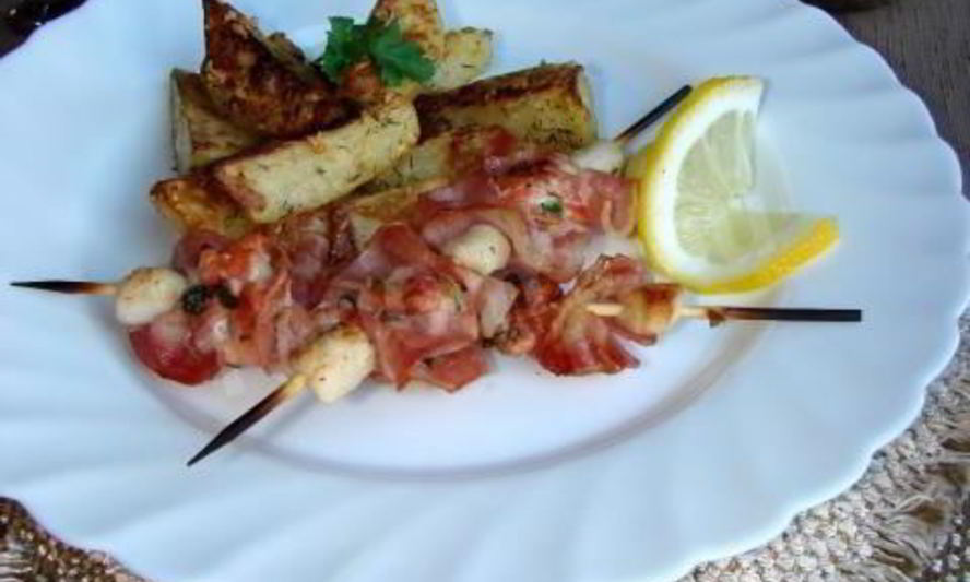 Рецепт шашлычков из гребешка и лосося с пряным картофелем