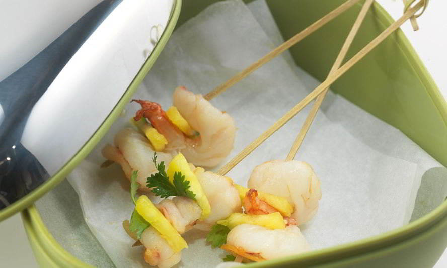 Рецепт шашлычков из креветок и ананасов с кинзой