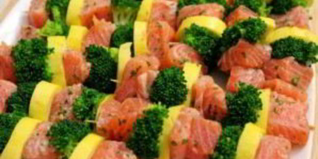 шашлычки из лосося на шпажках