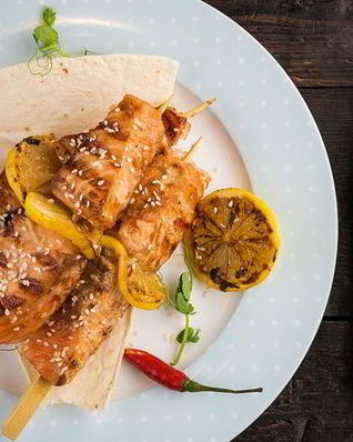 Шашлычки из лосося с лимоном