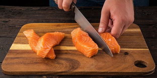 шашлычки из лосося с лимоном