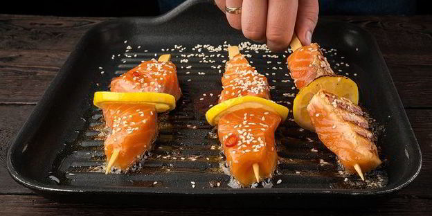 шашлычки из лосося с лимоном