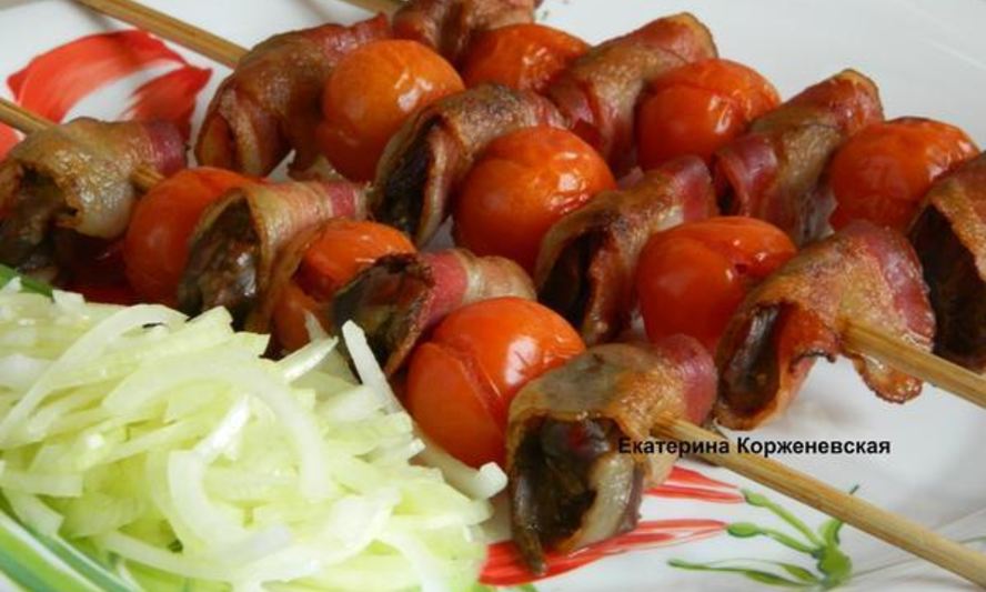 Рецепт шашлычков из печени с беконом и овощами