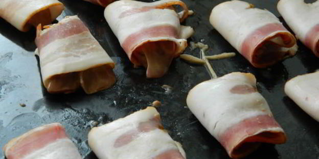 шашлычки из печени с беконом и овощами