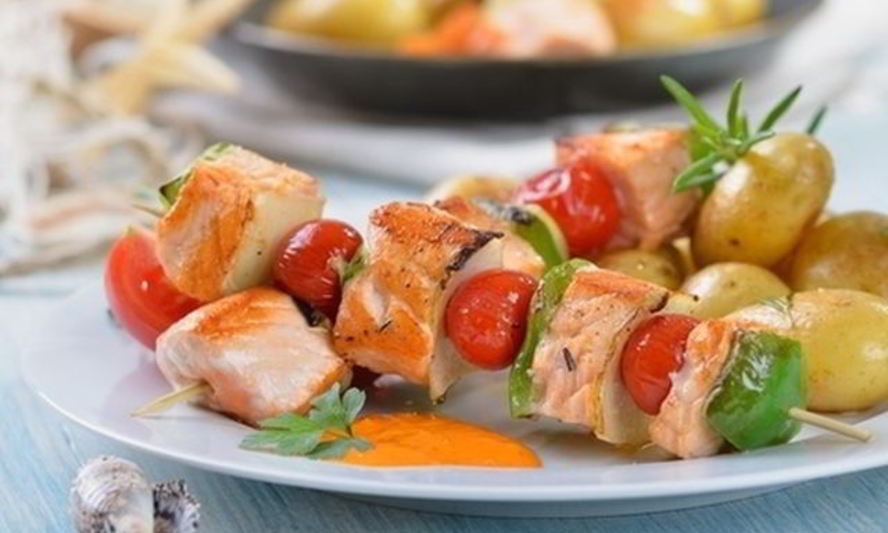 Рецепт шашлычков из семги с овощами