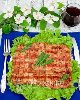 Шашлык из куриной грудки в беконе