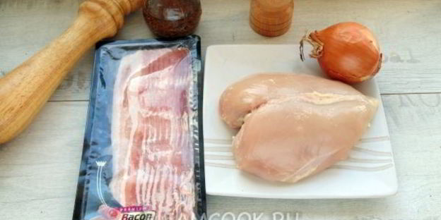 шашлык из куриной грудки в беконе