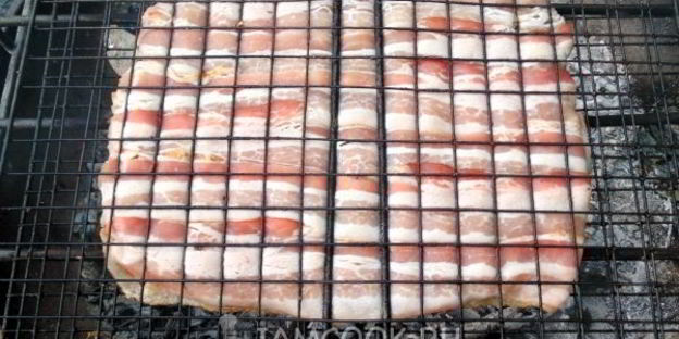 шашлык из куриной грудки в беконе