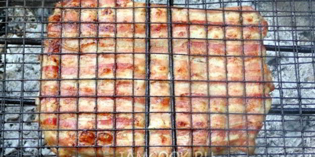 шашлык из куриной грудки в беконе