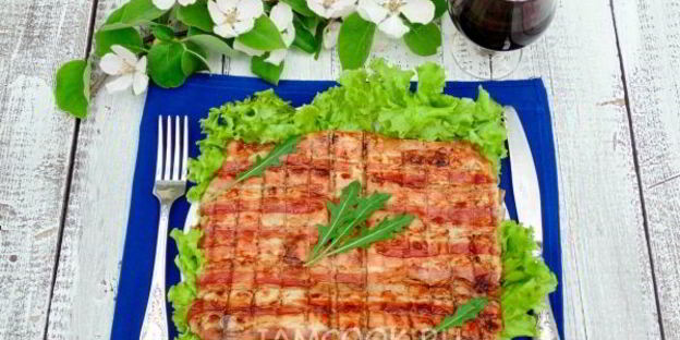 шашлык из куриной грудки в беконе