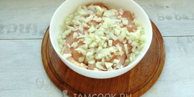 шашлык из куриной грудки в беконе