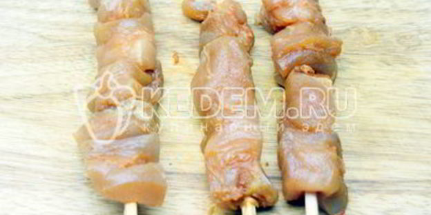 шашлык из курицы на сковороде гриль