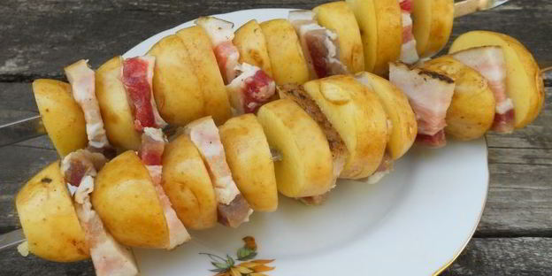 шашлык из молодого картофеля и сала