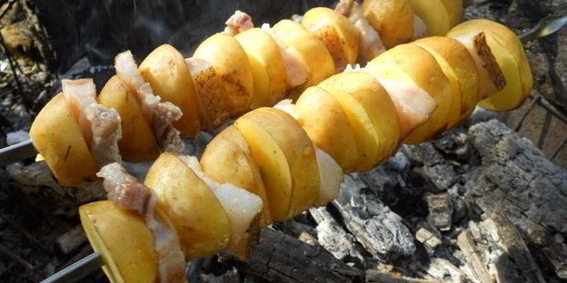 шашлык из молодого картофеля и сала